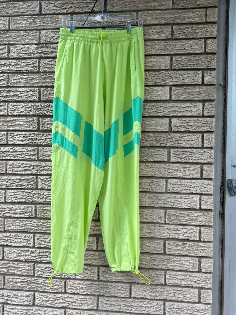 NWT Outdoor Voice green relay sports pants Medium